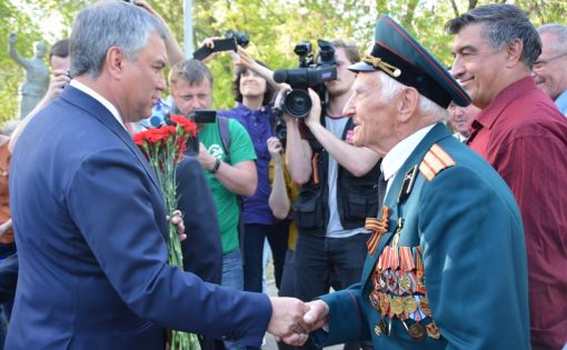 Вячеслав Володин возложил цветы к памятнику Марине Расковой в Летном городке