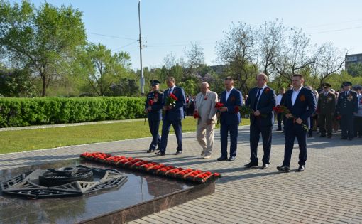 К памятнику «Воинам, умершим от ран в госпиталях города Энгельса в годы Великой Отечественной войны» возложили траурные гирлянды и цветы