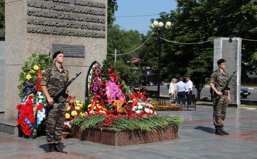 В День памяти и скорби балаковцы возложили цветы к Обелиску