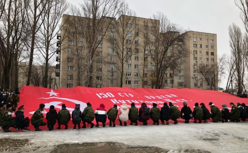 В Балаково развернули огромное Знамя Победы