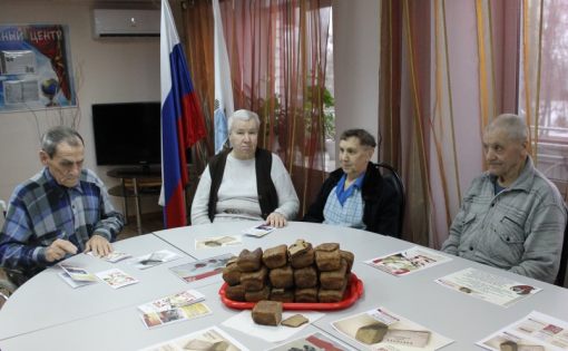 В Балаковском доме-интернате для престарелых и инвалидов прошел исторический час «Непокоренный Ленинград»