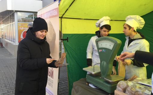 Жителям Вольска раздали «блокадный» хлеб в память о мужестве ленинградцев в годы войны