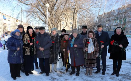 Ко Дню полного освобождения Ленинграда от фашистской блокады в городе Калининске у памятника «Клятва» прошел митинг и возложение цветов