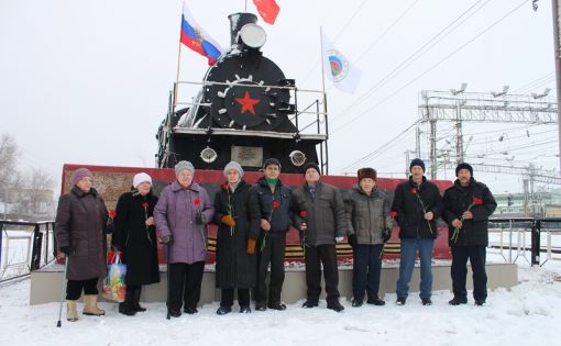 В годовщину победы в Сталинградской битве ветераны-железнодорожники возложили цветы к мемориальной плите