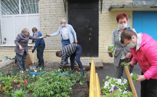 В честь 75-летия Победы волонтеры высадили цветы под окнами ветеранов