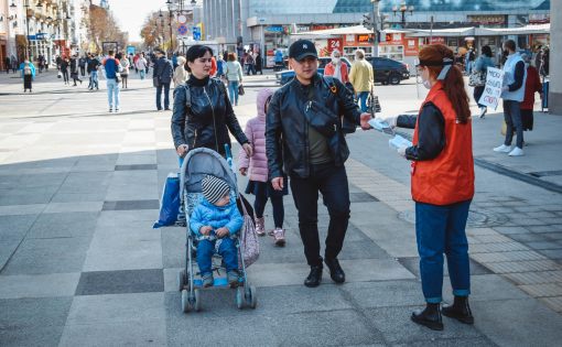 По поручению Губернатора Валерия Радаева жителям региона раздают бесплатные маски