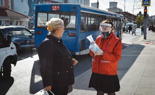 В Саратове волонтеры раздали горожанам около 10 тысяч медицинских масок