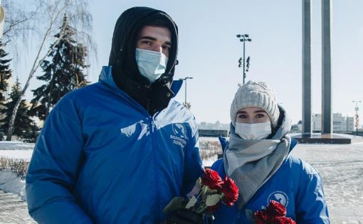 Волонтеры поздравили защитников Родины