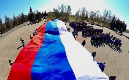 Саратовская молодежь выстроилась в буквы "ДНР" в Парке Победы