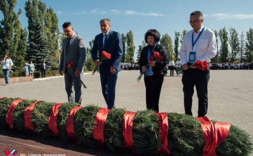 В Парке Победы г. Саратова состоялась Торжественная церемония возложения цветов к Вечному огню