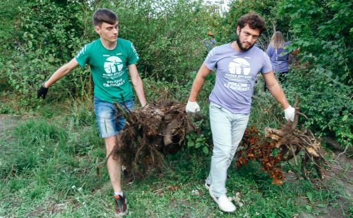 На территории кумысной поляны волонтеры  провели работы по благоустройству