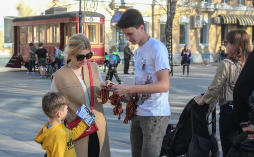 Волонтеры города проводят акцию "Георгиевская лента"