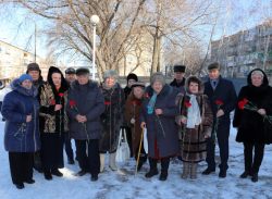 Ко Дню полного освобождения Ленинграда от фашистской блокады в городе Калининске у памятника «Клятва» прошел митинг и возложение цветов