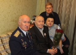 Сегодня юбилейную награду «75 лет Победы в Великой Отечественной войне» от имени Президента Российской Федерации Владимира Путина вручили нашему земляку, участнику войны Виктору Фёдоровичу Никифорову