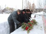 К памятнику паровозу – участнику двух мировых войн, возложили цветы